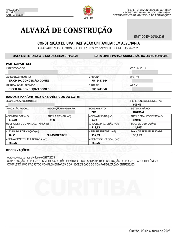 Alvará de construção emitido pela Prefeitura de Curitiba, com os parâmetros urbanísticos do lote e os dados do interessado ocultos.