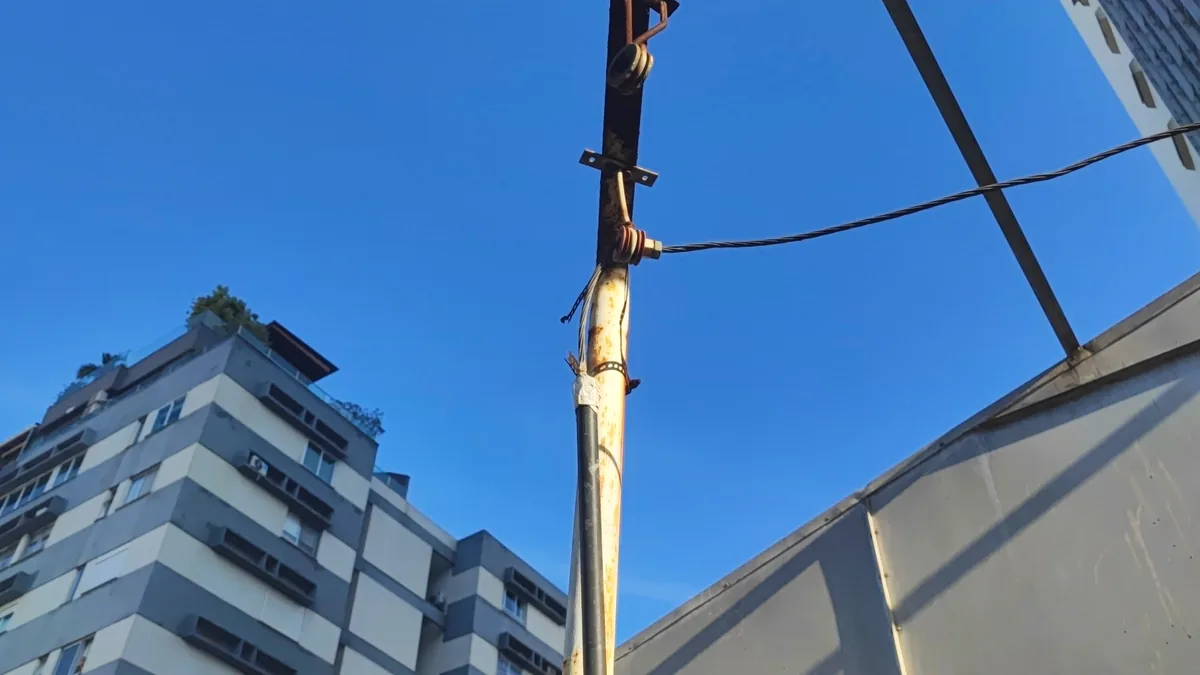 Suporte de sustentação com corrosão avançada e conexão do cabo de cobertura.